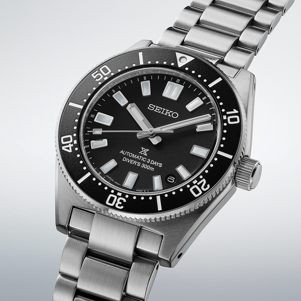 Gent's Seiko Prospex 1965 Heritage Divers 300m Automatic Watch. The 40mm case and bracelet are stainless steel. The bezel and dial are black. The glass is sapphire crystal. The watch has a date function and is 300m water resistant. The movement is automatic