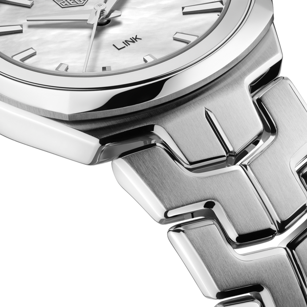 Ladies TAG Heuer Link 32mm Quartz Watch. The case and bracelet are stainless steel, the dial white mother-of-pearl and the glass is sapphire crystal. The watch features a date function. The movement is quartz.