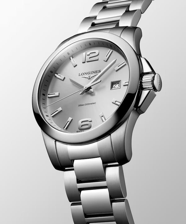 Gent's Longines Conquest Quartz Watch. The 41mm case and bracelet are stainless steel. The dial is silver with a date function. The glass is sapphire crystal and the watch is 300 metres water resistant. The movement is quartz.&nbsp