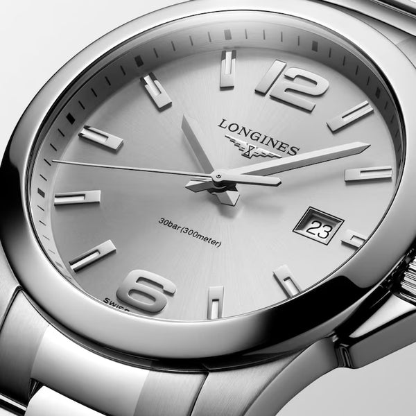 Gent's Longines Conquest Quartz Watch. The 41mm case and bracelet are stainless steel. The dial is silver with a date function. The glass is sapphire crystal and the watch is 300 metres water resistant. The movement is quartz.&nbs