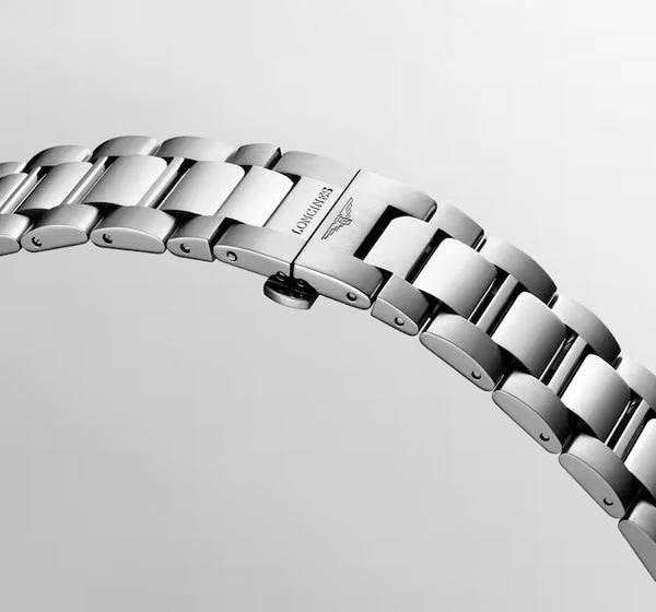 Gent's Longines Conquest Quartz Watch. The 41mm case and bracelet are stainless steel. The dial is silver with a date function. The glass is sapphire crystal and the watch is 300 metres water resistant. The movement is quartz.&nbsp;