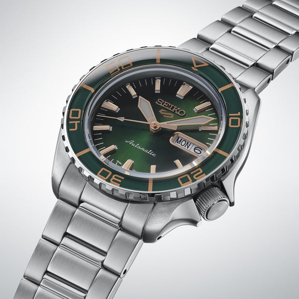 Gent's Seiko 5 Sports SKX Series Automatic Watch.

Model Number: HDB005K

Availability: in stock

The 42.5mm case and bracelet are stainless steel. The bezel is green. The dial is green with rose coloured hands and indexes and a day/date function. The watch has a see-through case back and is 100m water resistant. The movement is automatic.